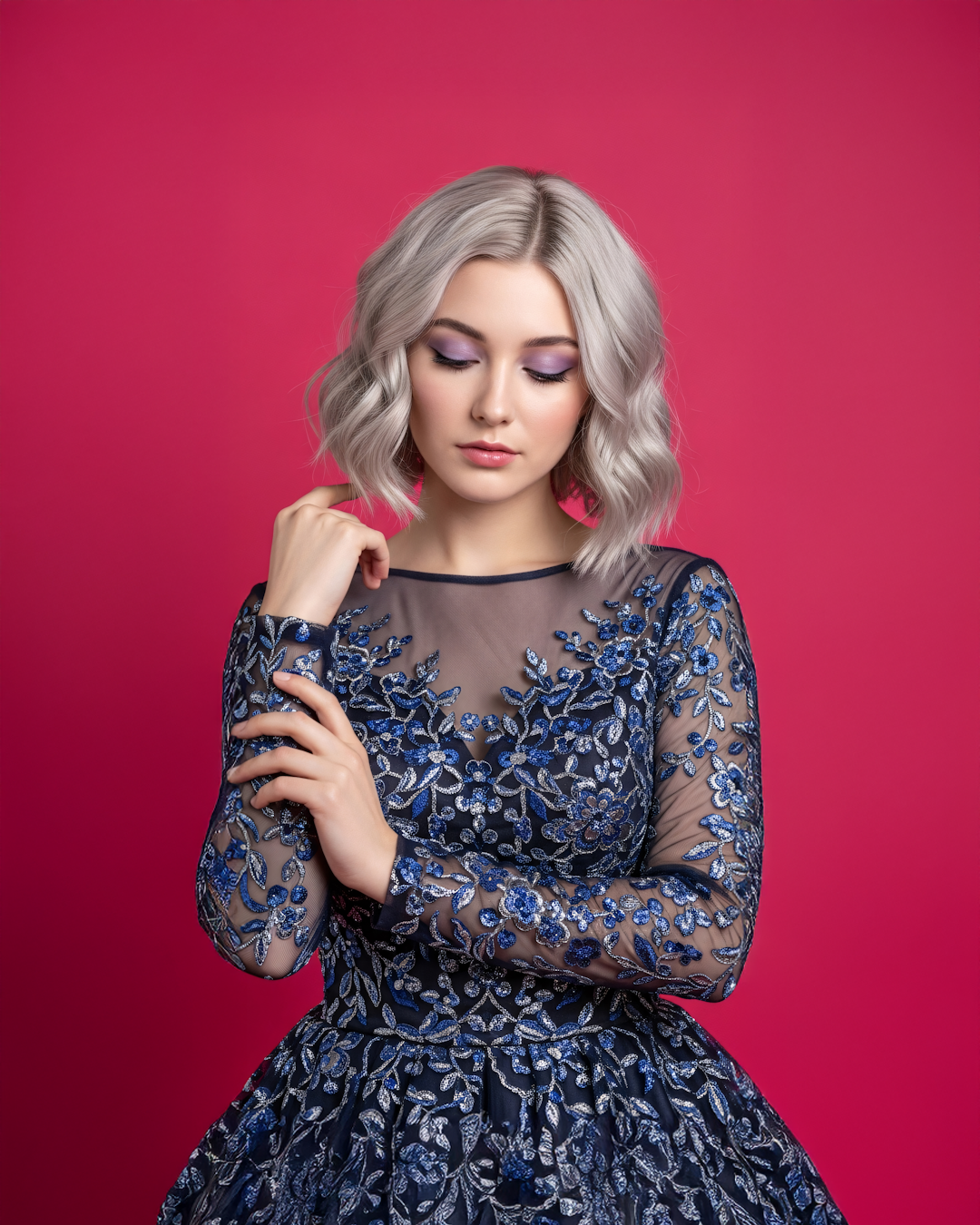 What Type of Necklace Would Complement a Blue and Gold Dress?