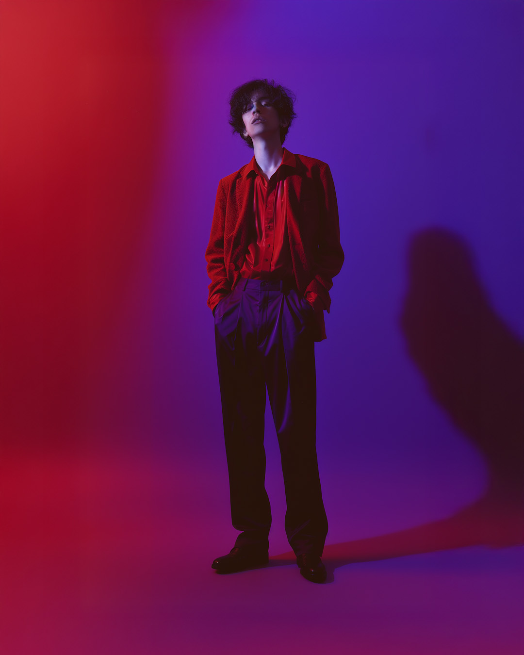 Which coloured jeans go with a red shirt?